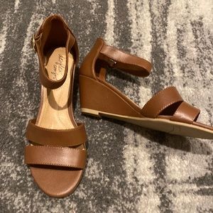 NEVER WORN brown wedges